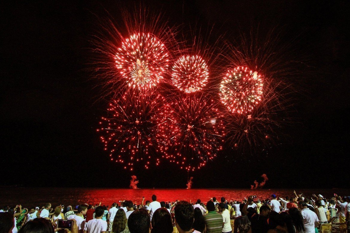Queima de fogos na orla de Maceió atrai uma multidão de turistas. Foto: Pei Fon / Secom Maceió