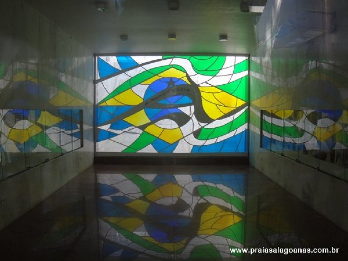 Vitral da artista Marianne Peretti.